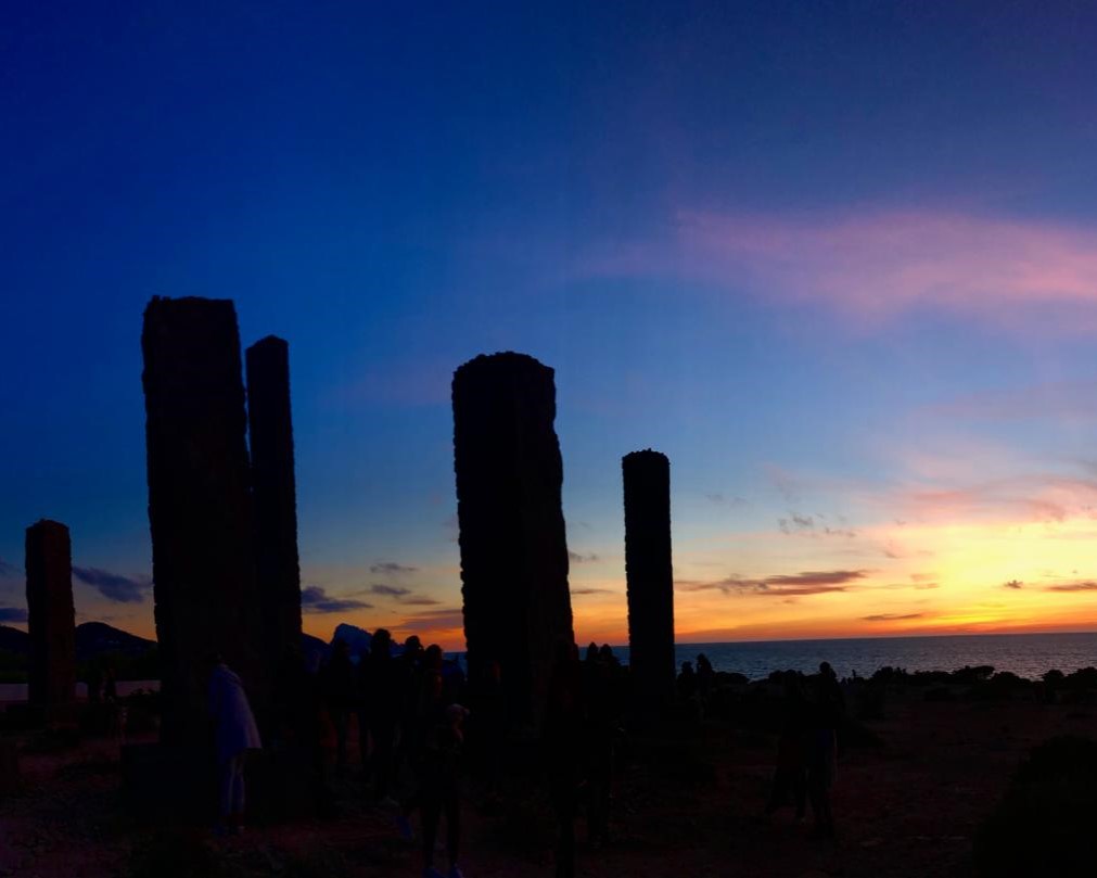 Dieses Monument und die Sonne symbolisieren die Grundlagen der Freude.