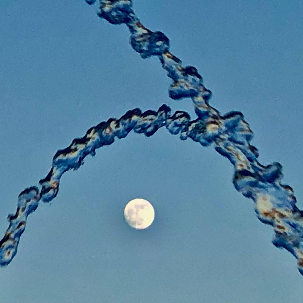 Das Wasser eines Brunnens zeigt, dass auch die Natur widerstand leisten kann. Der Vollmond steht für Veränderung.