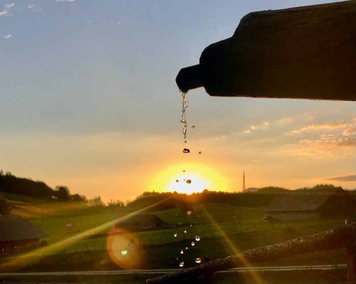 Dieser Brunnen und der Sonnenaufgang stellen die heilsame Kraft der Meditation dar.