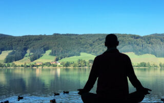 Es gibt viele Arten des Yoga: Eine davon ist in die Stille zu kommen.