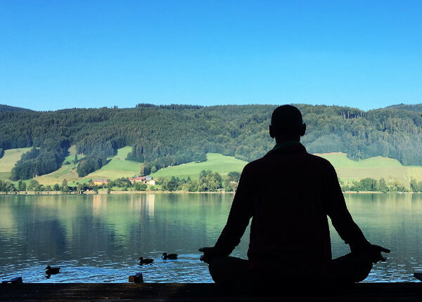 Es gibt viele Arten des Yoga: Eine davon ist in die Stille zu kommen.