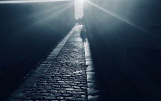 Diese enge Gasse zum Licht stellt den Jahresrückblick dar und die Hoffnung auf bessere Zeiten.