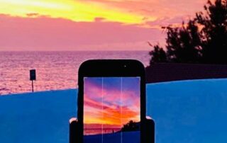 Echter Genuss eines Sonnenuntergags durch digitalen Detox