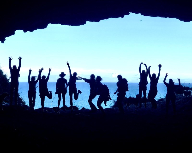 Diese Tanzaufnahme in einer Höhle auf Formentera zeigt die unterschiedlichen Eigenschaften des Charakters.