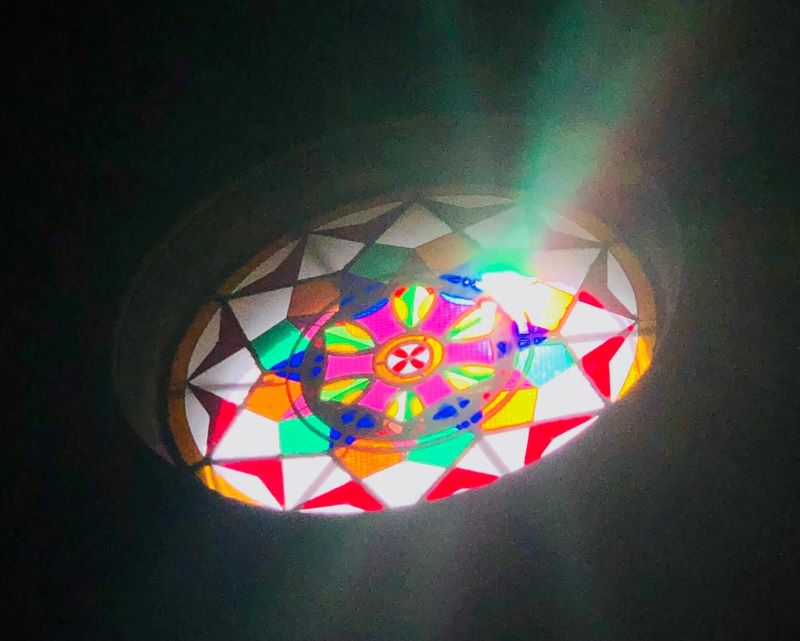 Dieser Lichtstrahl durch das Kirchenfenster symbolisiert die spirituelle Entfaltung
