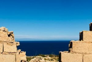 Diese zerstörte Mauer mit Blick auf das Meer symbolisiert die Kunst Konflikte zu lösen.