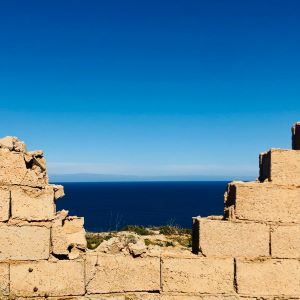 Diese zerstörte Mauer mit Blick auf das Meer symbolisiert die Kunst Konflikte zu lösen.