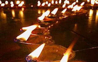 Die vielen Öllämpchen zeigen: Die richtige Wahl der spirituellen Lehre ist schwierig.