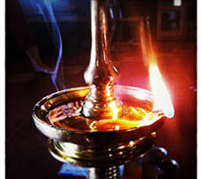 Heilung durch Ayurveda ist wie eine Öllampe, die einen dunklen Raum erhellt.