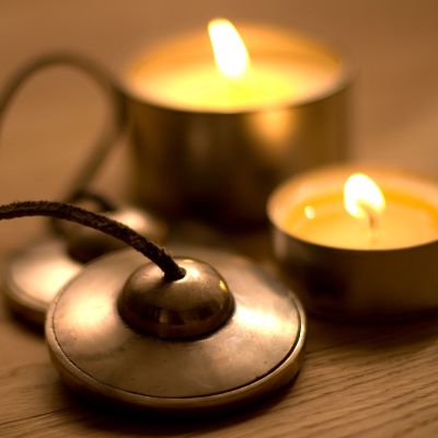 Online-Meditations-Kerze Kerzen und Zimbel