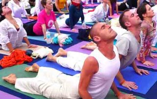 Die Yogalehrer Inflation wird bei den großen Yoga-Events offensichtlich. Wie hier in Rishikesh.