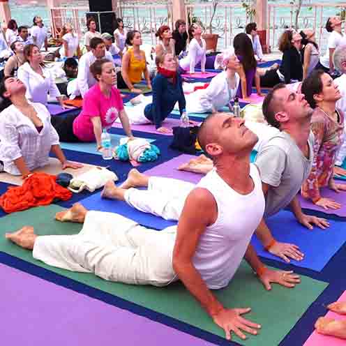 Die Yogalehrer Inflation wird bei den großen Yoga-Events offensichtlich. Wie hier in Rishikesh.