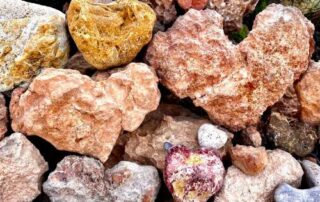 Diese vielen Herzens-Steine symbolisieren die Kraft der Metta Meditation.