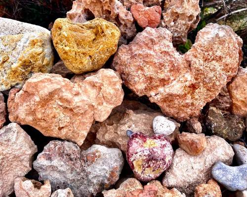 Diese vielen Herzens-Steine symbolisieren die Kraft der Metta Meditation.