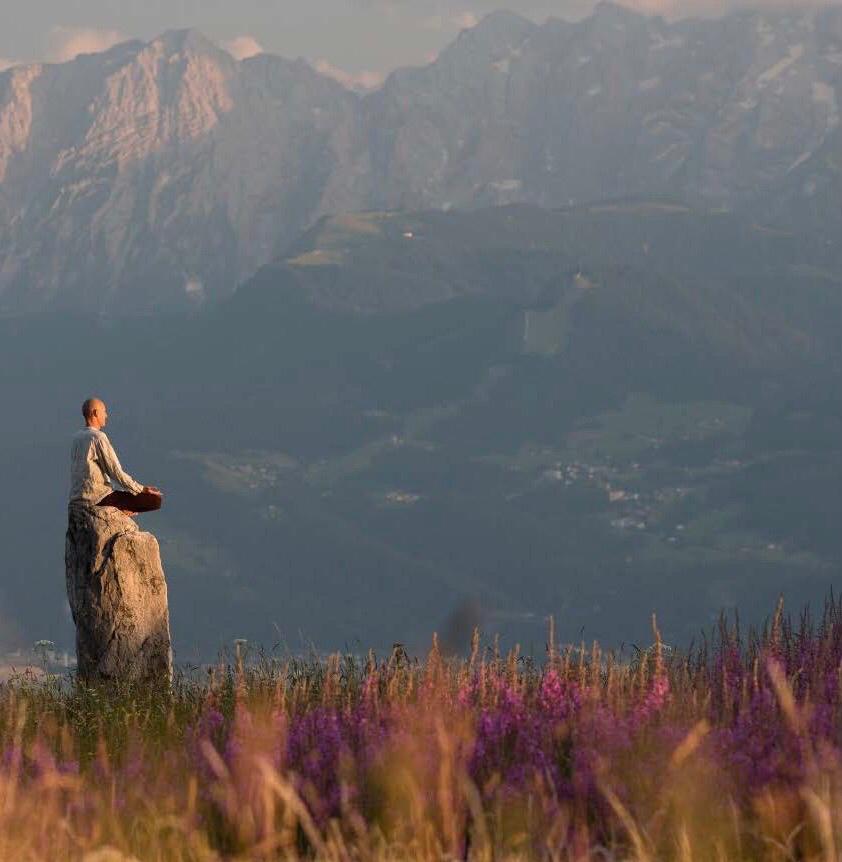 Alleine auf einem Stein in einer Yogahaltung stabil und meditativ zeigt für mich die Essenz der Yoga-Bedeutung