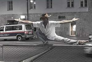 Männer Yoga statt Burnout könnte ein Motto für viele gestresste Männer sein, um mehr in die Balance zu kommen.